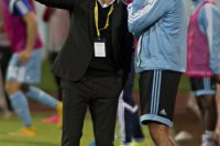 Na snímke vľavo tréner futbalistov Slovana Nikki Papavasiliou a vpravo jeho asisitent Nokis Kounenakis