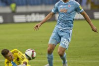 Na snímke vpravo Tamás Priskin (Slovan) a vľavo fauluje brankár Ľuboš Kamenár (Trnava)