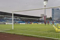 Na snímke gól z penalty, ktorú premenil Marko Milinkovič (Slovan) a vpravo prekonaný brankár Ľuboš Kamenár (Trnava)