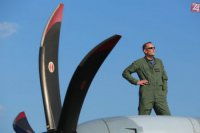 Na snímke pilot sleduje letové ukážky zo strechy lietadla počas Medzinárodných leteckých dní SIAF 2015 na leteckej základni Sliač 29. augusta 2015.