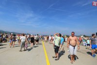 Na snímke návštevníci sledujú vzdušné vystúpenia počas druhého dňa Medzinárodných leteckých dní SIAF 2015 na leteckej základni Sliač 30. augusta 2015.