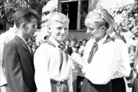 1. septembra 1951 pionieri z vyšších tried prijímajú do svojho kruhu nových členov - prvákov a na znak toho ich obdarovali červenými klincami pri príležitosti slávnostného otvorenia nového školského roka na strednej škole v Petržalke.