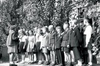 Na archívnej snímke z 1. septembra 1951 pionieri spievajú počas slávnostného otvorenia nového školského roka na XXI. bratislavskej  strednej škole v Petržalke.