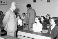 Na archívnej snímke z 1. septembra 1951 generálny konzul Maďarskej ľudovej republiky Jozef Füredi počas návštevy maďarskej triedy pri príležitosti slávnostného otvorenia nového školského roka na slovenskom a maďarskom pedagogickom gymnáziu.