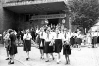 1. septembra 1951 pionieri a pionierky pri príležitosti slávnostného otvorenia nového školského roka v Národnej škole Petra Jilemnického a na III. strednej škole v Bratislave.