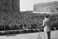 1. septembra 1949  povereník školstva Ladislav Novomeský reční pred  bratislavskými žiakmi národných a stredných škôl počas slávnostného otvorenia nového školského roka na hradnom amfiteátri v Bratislave.