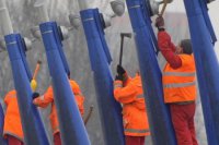 Bratislavský most Apollo uzatvorili krátko popoludní 17. februára 2011 v obidvoch smeroch kvôli odstraňovaniu ľadu zo závesných oceľových lán.