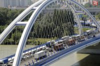 V rámci  rekonštrukcie Prístavného mosta uzavreli jeden jazdný smer v oboch pruhoch. Následne v pondelok 11. 8 2008 počas obchádzok a ďalších dopravných obmedzení vznikli dopravné zápchy na mnohých cestných komunikáciách a mostoch. Aj na Apolle.