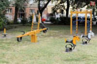 Nové preliezečky, hojdačky pre deti v parku na Šafárikovom námestí v Bratislave  4. septembra 2012.