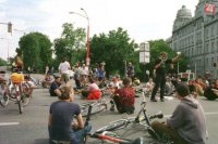 Odhalením stojana na bicykle pred Prezidentským palácom v Bratislave sa 24. júna 2000 začal cyklopochod bicyklistov. Okolo 150 účastníkov tohto podujatia prešlo centrom mesta na Šafárikovo námestie, kde na minútu zablokovali premávku.