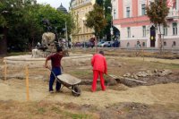 Úpravy okolia fontány na bratislavskom Šafárikovom námestí 3. októbra 2006.