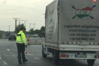 Polícia kontroluje prevažne veľké dodávky.