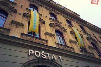 Bratislavská Hlavná pošta ozdobená heslami operátora.