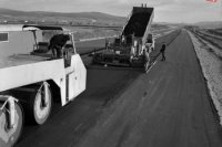 4. novembra 1971 výstavba diaľnice pri Bratislave. Pracovníci Doprastavu usilovne pokračujú na výstavbe autostrády na úseku Bratislava - Stupava.