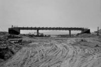 Júl 1972 Na snímke železničný most pri Stupave, ktorý bude kombinovaný. Na kovovú konštrukciu príde ešte betónová časť.