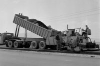 Lozorno máj 1972 - 1500 ton asfaltu položia denne na autostráde.
