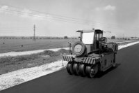 Máj 1972 Vedľa zeleninových stupavských polí ťažké valce upravujú jednu vrstvu asfaltu za druhou.