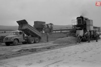 Júl 1971 Generálny dodávateľ Doprastav Bratislava si zadovážil jeden z najmodernejších strojov značky Gunter a Zimmermann, ktorým sa dá denne zhotoviť vyše 500 bežných metrov vozovky.