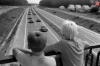 Deti sa pozerajú na novú diaľnicu D2. Rok 1973