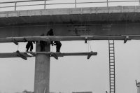 Na archívnej snímke z 11. januára 1973 dokončovanie cestného a železničného mosta pri Stupave.