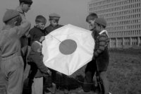 Na archívnej snímke z 13. októbra 1955 púšťanie šarkana na jeseň Bratislave.  FOTO TASR - Viliam Přibyl