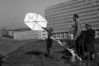 Na archívnej snímke z 13. októbra 1955 púšťanie šarkana na jeseň Bratislave.  FOTO TASR - Viliam Přibyl