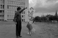 Na archívnej snímke z 28. septembra 1956 jeseň v Bratislave. Na voľných priestranstvách a najmä na predmestiach Bratislavy vidieť deti ako púšťajú šarkany.  FOTO TASR - Viliam Přibyl