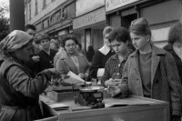 Na archívnej snímke z 2. októbra 1963 predaj pečených gaštanov v Bratislave. Známa vôňa pečených gaštanov - charakteristická pre bratislavské ulice, lákala starých i mladých ochutnať plody jesene. FOTO TASR - Alojz Prakeš