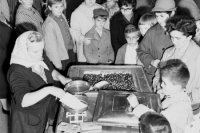 Na archívnej snímke z 2. októbra 1963 predaj pečených gaštanov v Bratislave. Známa vôňa pečených gaštanov - charakteristická pre bratislavské ulice, lákala starých i mladých ochutnať plody jesene. FOTO TASR - Alojz Prakeš