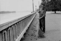 Na archívnej snímke z 22. októbra 1966 jeseň na  nábreží Dunaja v Bratislave. FOTO TASR - Štefan Petráš