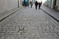 Polovicu Klariskej ešte pokrývajú staré dlažobné kocky.