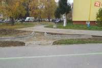 Súčasťou chodníka na Sídlisku III bude aj varovný pás pre nevidiacich.