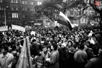 Námestie SNP v Bratislave 22.novembra 1989 počas povolenej manifestácie študentov a ďalších obyvateľov hlavného mesta.