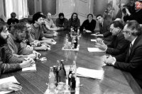 Predstavitelia vlády SSR stretli sa 30. novembra 1989 v Bratislave so zástupcami občianskej iniciatívy Verejnosť proti násiliu.