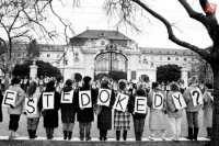 Reťaz študentov pred Úradom vlády SSR na Gottwaldovom námestí (dnešné Námestie slobody) v Bratislave 7. decembra 1989. Podujatie zorganizoval Celoslovenský koordinačný výbor vysokoškolákov.