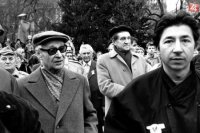Na sn. Ján Budaj (vpravo) a Alexander Dubček (vľavo) medzi manifestujúcimi.