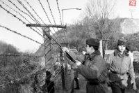Železnú oponu" pozdĺž Devínskej Novej Vsi a Rusoviec v dľžke 31 km odstránilo 60 príslušníkov pohraničnej stráže.