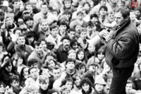 Desaťtisíce Bratislavčanov sa 27. novembra 1989 v popoludňajších hodinách zišli na mohutnej  manifestácii na Námestí SNP.