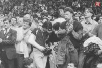 Vysokoškoláci sledujú vystúpenie V. Havla v Mestskej športovej, 20.12.1989. foto: fotoarchív Krajského múzea v Prešove