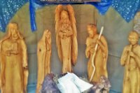 Silná myšlienka. Jeden z anjelov v Betleheme predstavuje ženu s ružami a je odkazom na zosnulú Václavu, ktorá bola v Prešove zavraždená len neďaleko tohto miesta.