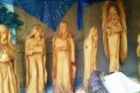 Silná myšlienka. Jeden z anjelov v Betleheme predstavuje ženu s ružami a je odkazom na zosnulú Václavu, ktorá bola v Prešove zavraždená len neďaleko tohto miesta.