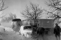 Na archívnej snímke z 20. decembra 1967 vidíte zimnú údržbu v Západoslovenskom kraji. Na štátnej ceste Bratislava-Trnava odstraňujú cestári snehom zatarasené cesty, najmä v úseku Pezinok-Trnava.