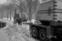 Na archívnej snímke z 8. februára 1963 stroje v uliciach Bratislavy odpratávajú sneh.