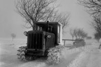 Na archívnej snímke z 20. decembra 1967 zimná údržba v Západoslovenskom kraji - odstraňovanie snehu v úseku Pezinok-Trnava.