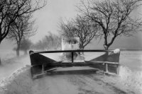 Na archívnej snímke z 20. decembra 1967 zimná údržba v Západoslovenskom kraji - odstraňovanie snehu v úseku Pezinok-Trnava.