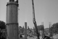 Na archívnej snímke z 23. júla 1987 v Bratislave stavba Mosta Mládeže cez Dunaj.  FOTO TASR - Štefan Petráš