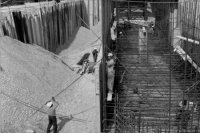 Na archívnej snímke z 23. júla 1987 v Bratislave stavba Mosta Mládeže cez Dunaj. FOTO TASR - Drahotín Šulla