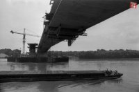 Archívna snímka z 8. augusta 1989. Na moste Mládeže cez Dunaj v Bratislave pri Lafranconi sa blíži dôležitý postupový termín výstavby. FOTO TASR - Alexander Buzinkay