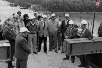 Glajcha - tradičný symbol ukončenia hrubej stavby, zaviala 29. augusta 1989 na IV. celoštátnej stavbe mládeže - moste Mládeže v Bratislave. FOTO TASR - Drahotín Šulla
