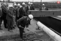 Položením posledných 20 kubických metrov vysokopevnostného betónu budovatelia tejto dopravnej tepny spojili pravú stranu hlavného mostného objektu. Splnili tým socialistický záväzok prijatý na počesť 45. výročia SNP. FOTO TASR - Drahotín Šulla